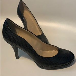 Tahari black size 7.5 heels.